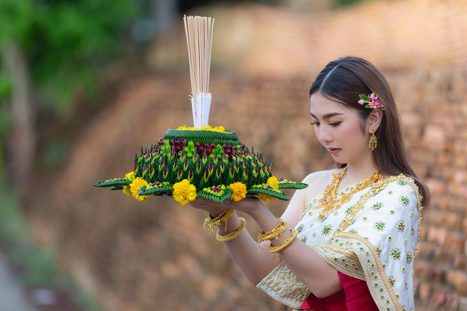 asia-woman-thai-dress-traditional-hold-kratong-loy-krathong-festival (1)