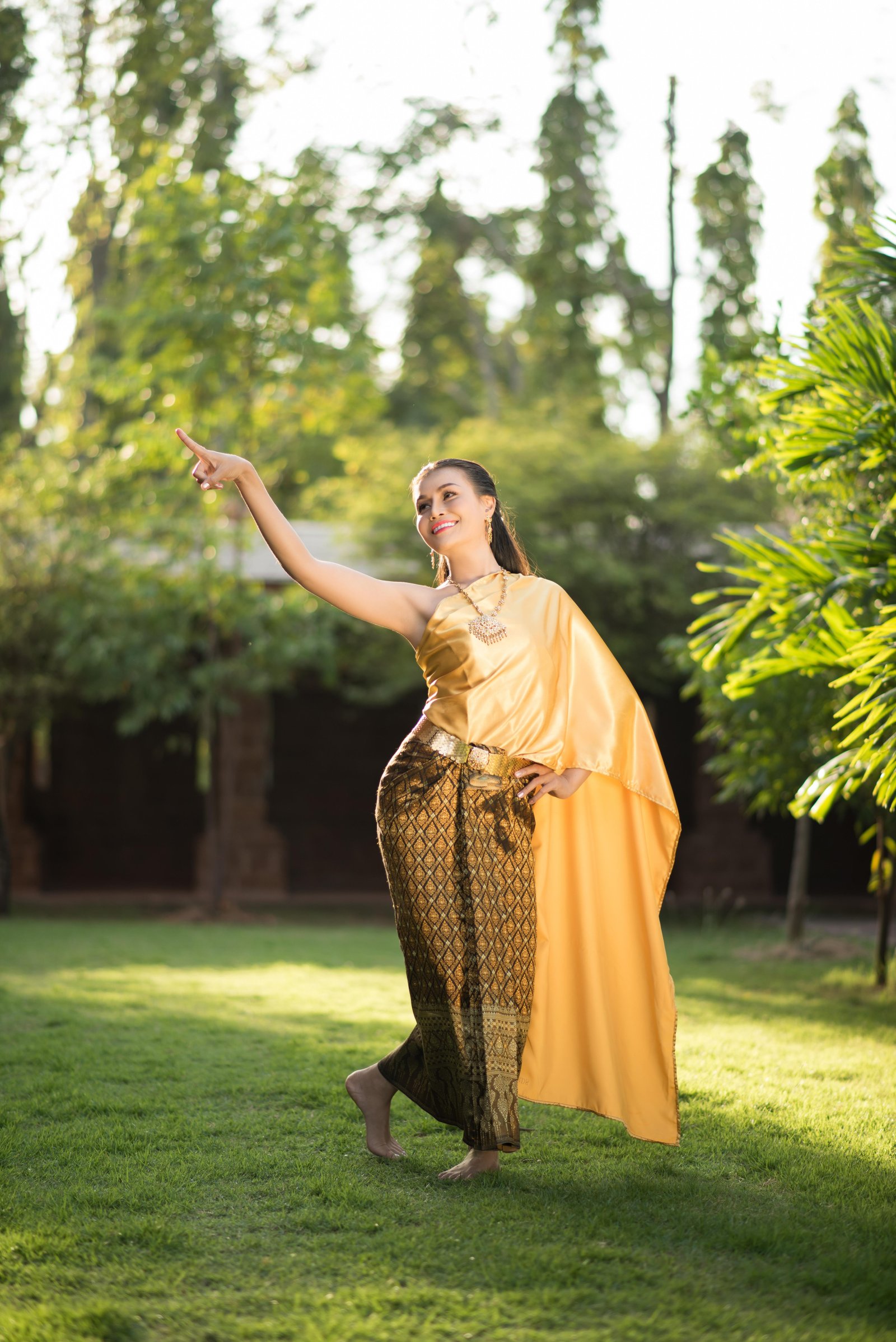 beautiful-woman-wearing-typical-thai-dress-1