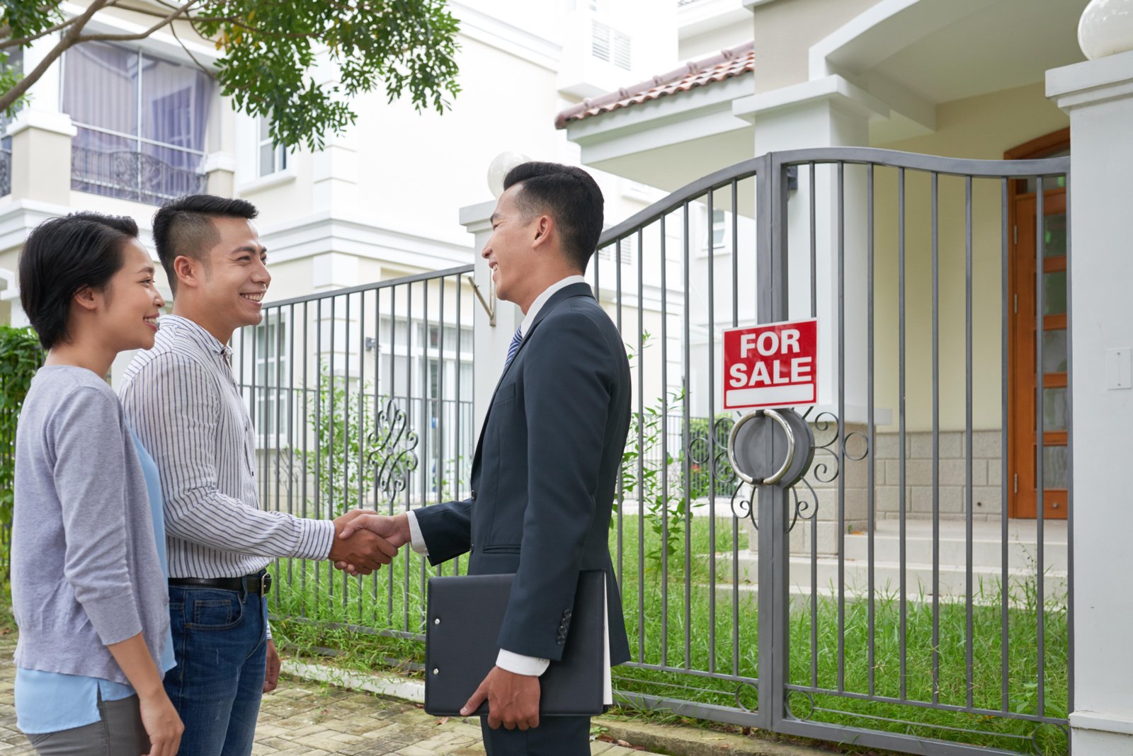 client-meeting-with-estate-agent