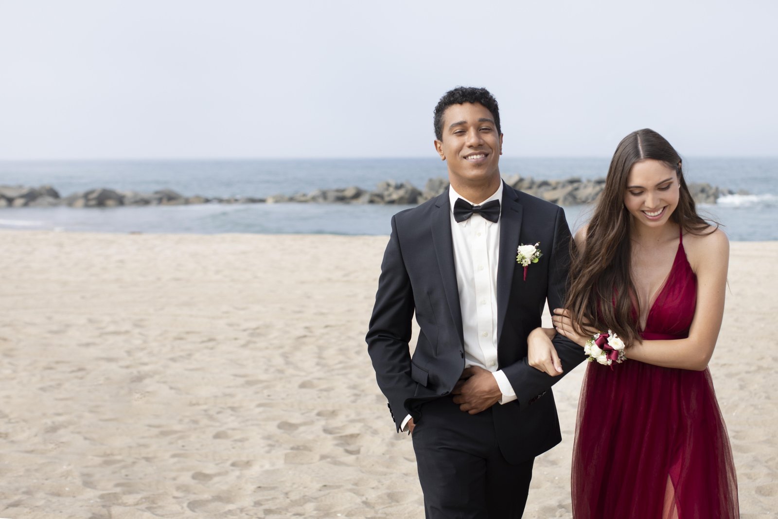 couple-graduation-prom-clothing-beach