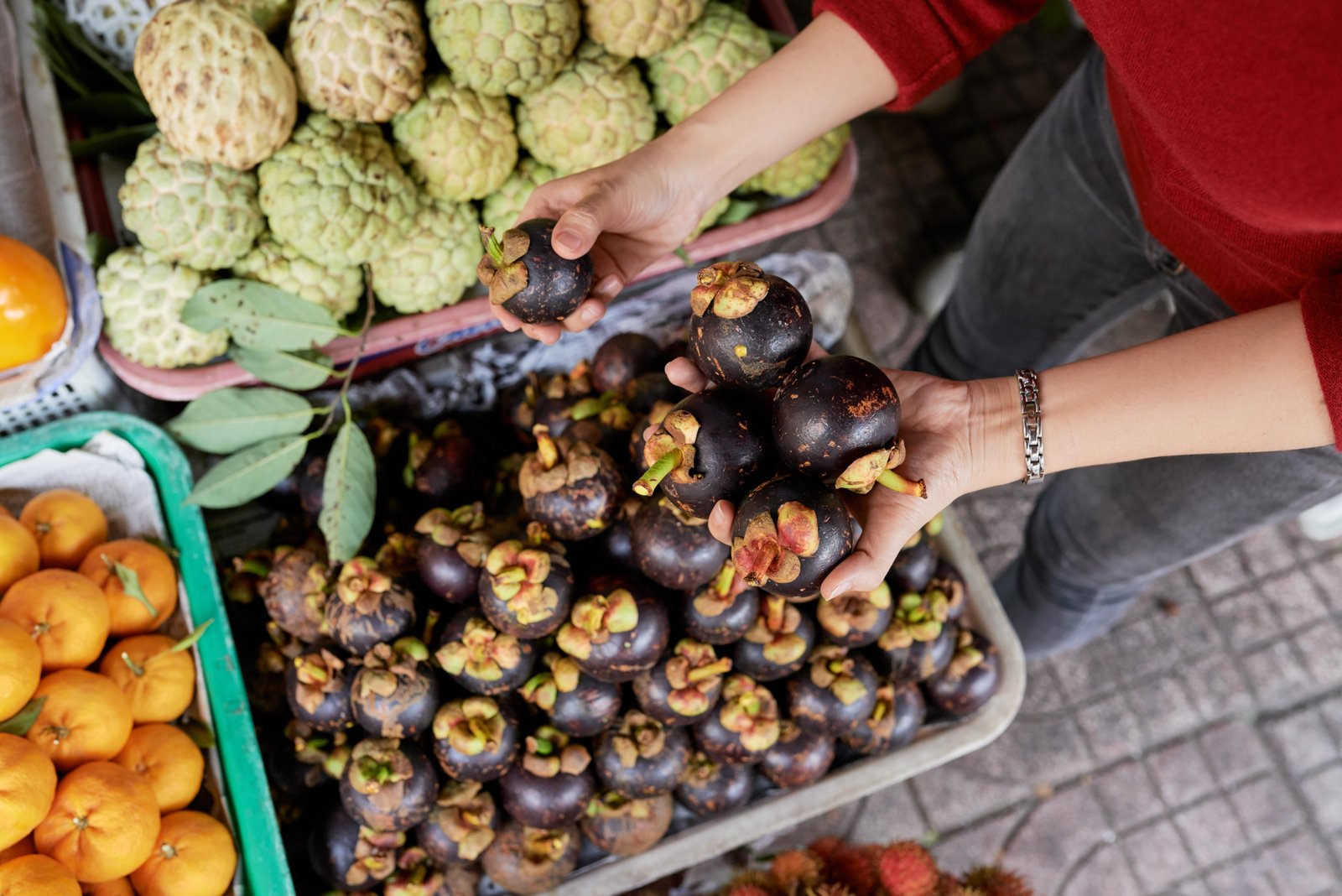 customer-buying-eggplants
