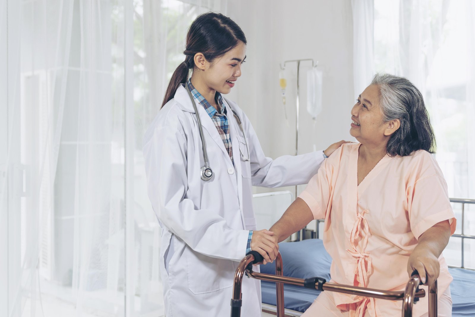 doctor-are-well-good-taken-care-elderly-patients-hospital-bed-patients-feel-happiness-medical-healthcare-concept
