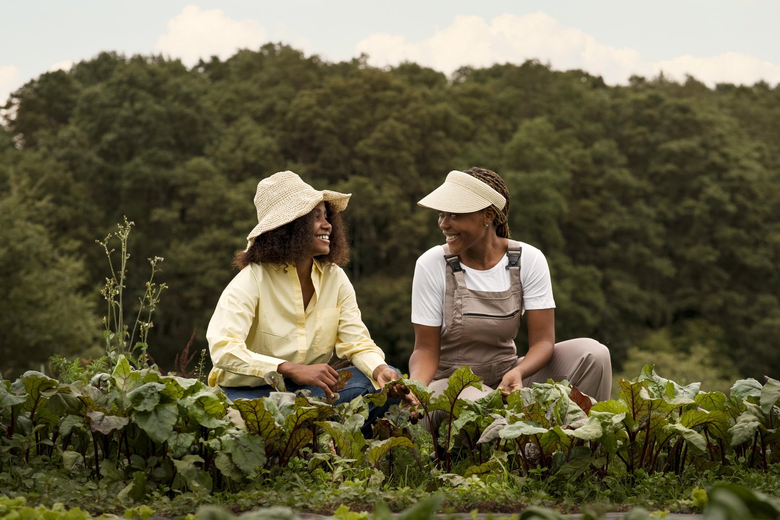 full-shot-smiley-women-with-hats