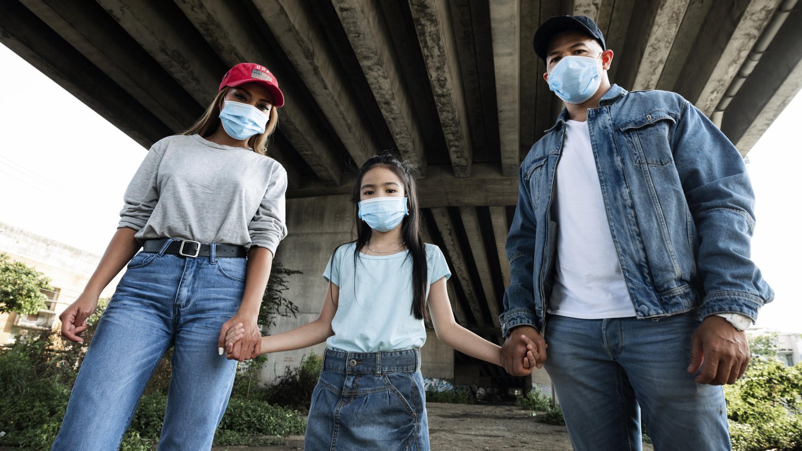 medium-shot-family-wearing-face-masks