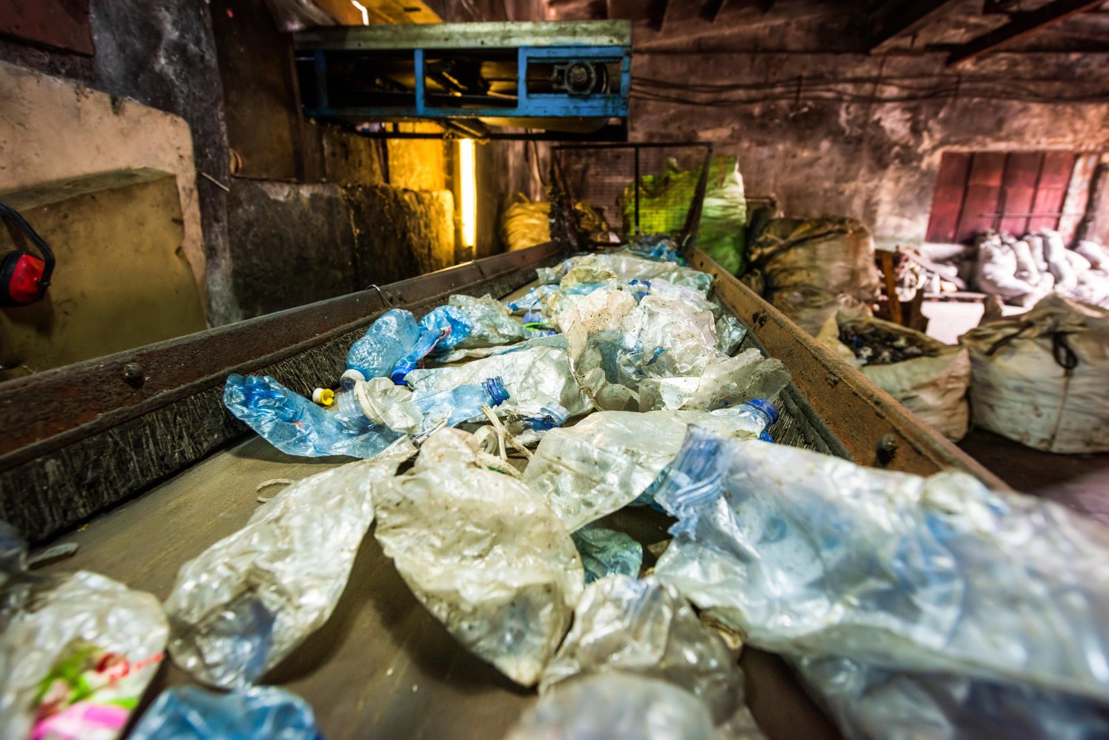 plastic-garbage-conveyor-belt-waste-recycling-factory
