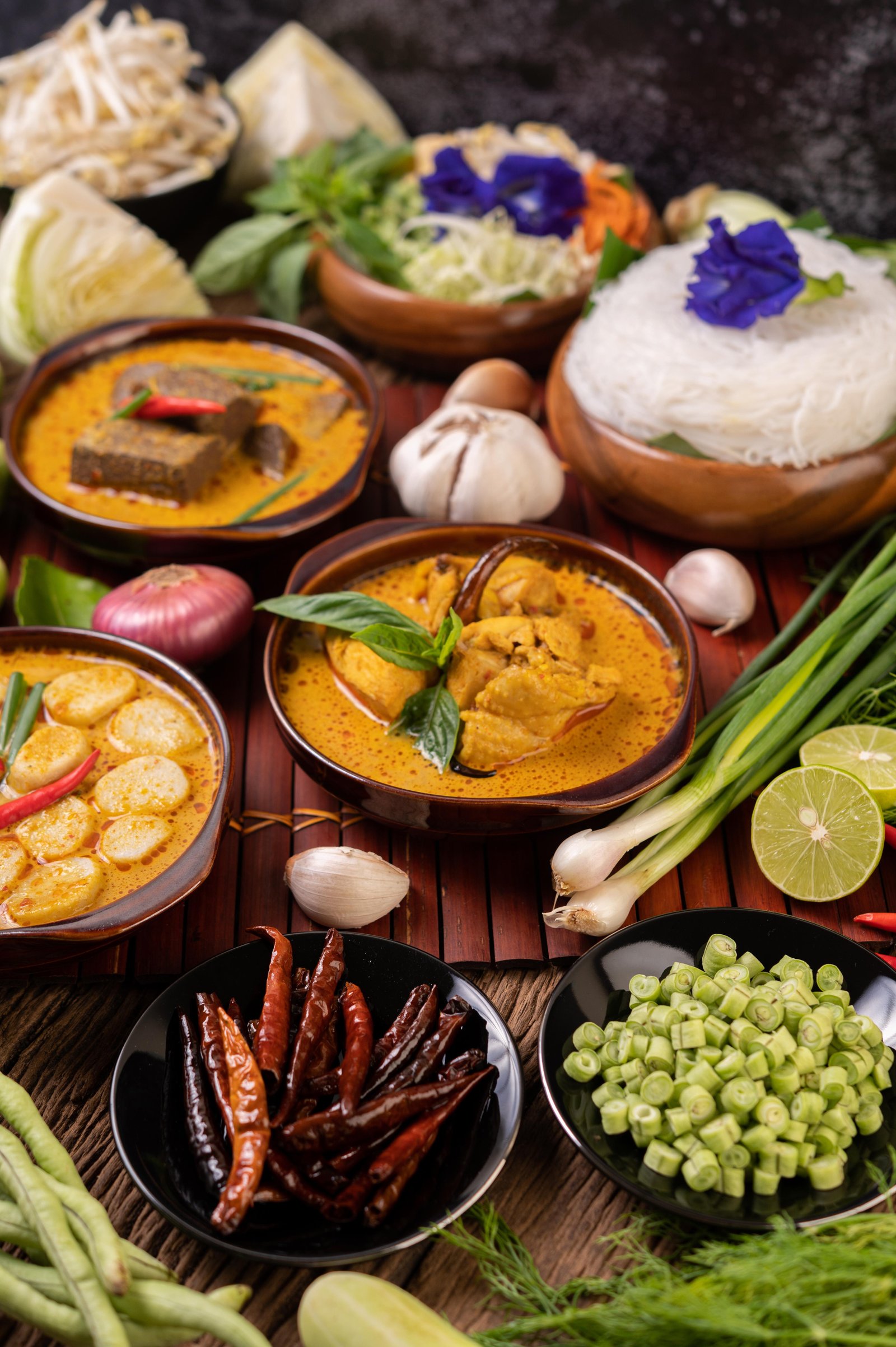 rice-noodles-bowl-curry-paste-with-chili-cucumber-long-bean-lime-garlic-spring-onion-1
