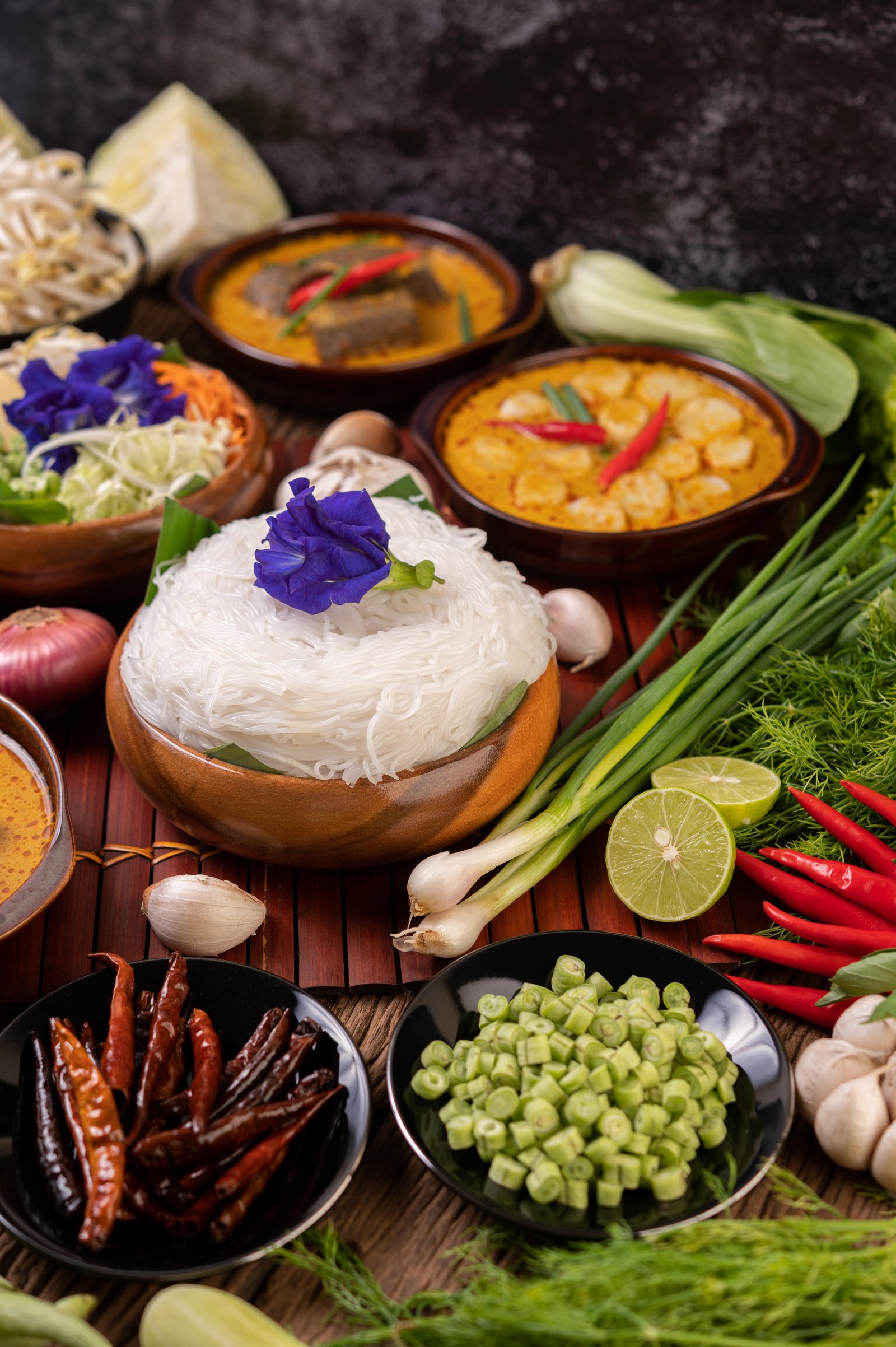 rice-noodles-bowl-curry-paste-with-chili-cucumber-long-bean-lime-garlic-spring-onion