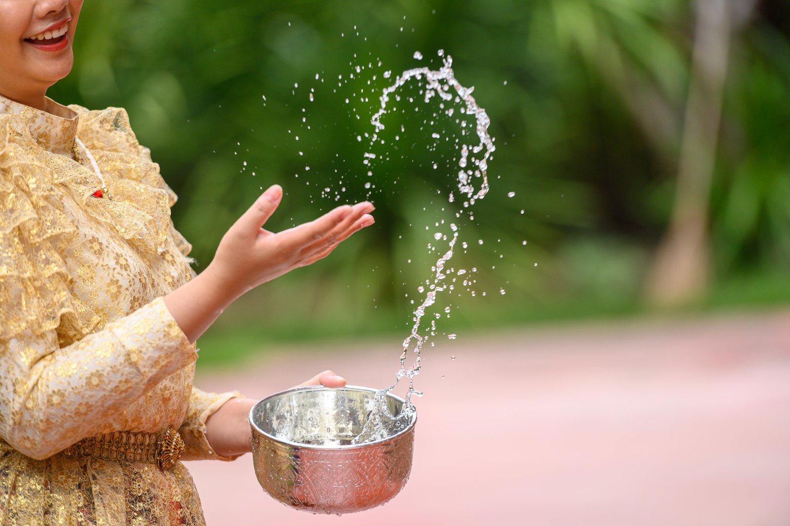 selective-focus-close-up-female-hand-holding-water-bowl-splashing-water-temples-preserve-good-culture-thai-people-songkran-festival-thai-new-year-family-day-april