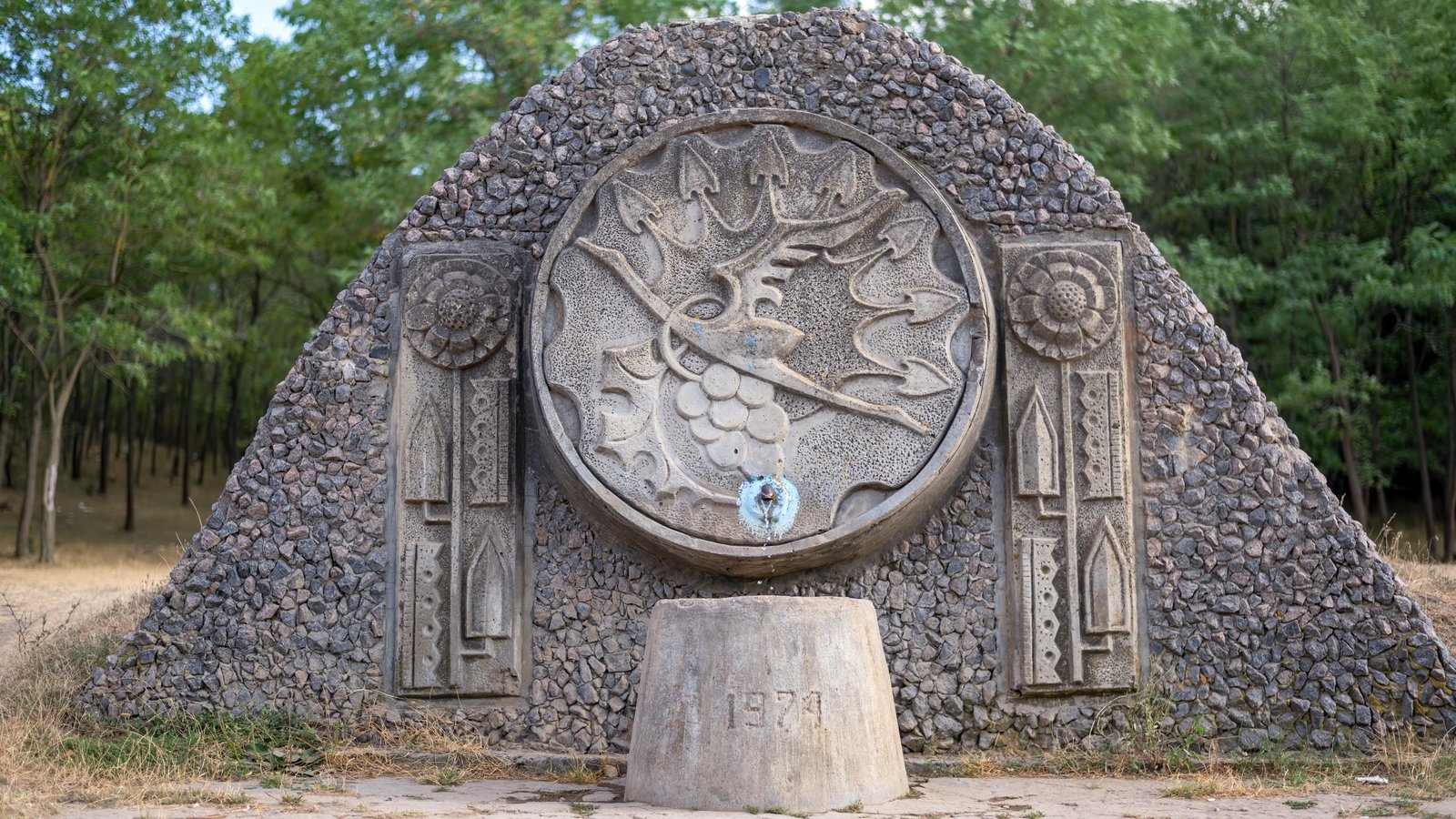 water-fountain-village-with-stork-ornament